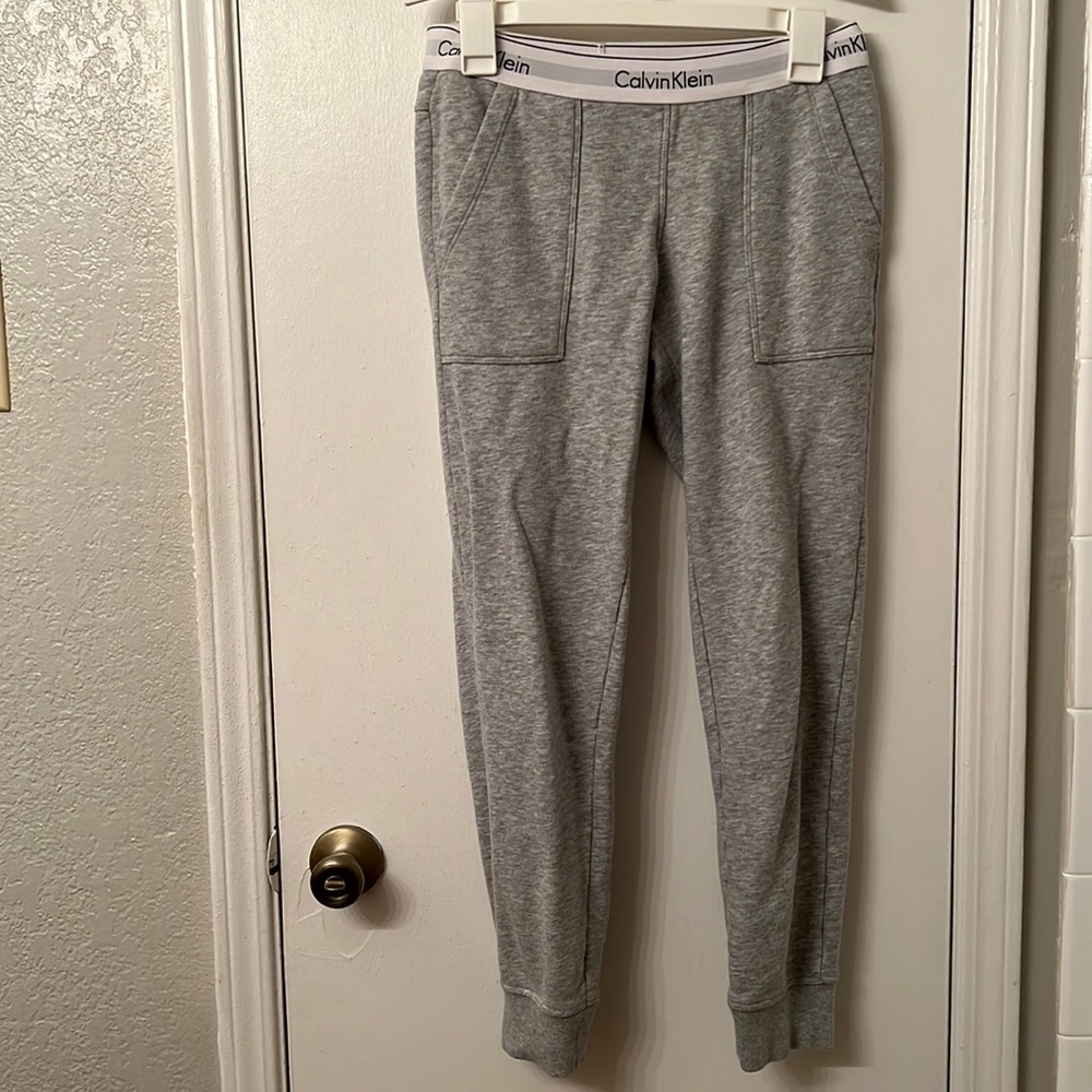 Very good condition Calvin klein women jogger color in Grey size Small